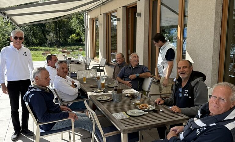 Teilnehmer beim Weißwurstfrühstück auf der sonnigen CYC-Terrasse.
